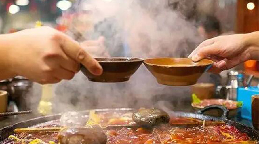 冬天火鍋團建引來一身火鍋味  衣物烘干機化解職場尷尬！
